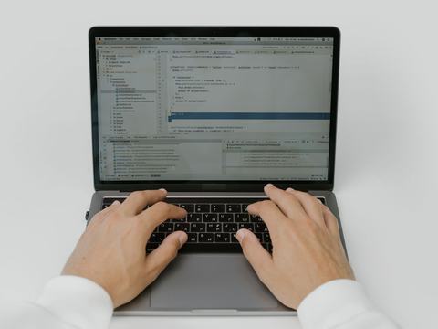 Menguasai Concurrency di Go: Goroutine, Channel, dan Select dari Nol