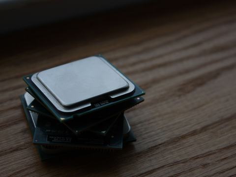Menjalankan Kode Python Secara Paralel: Panduan Lengkap Threading & Multiprocessing
